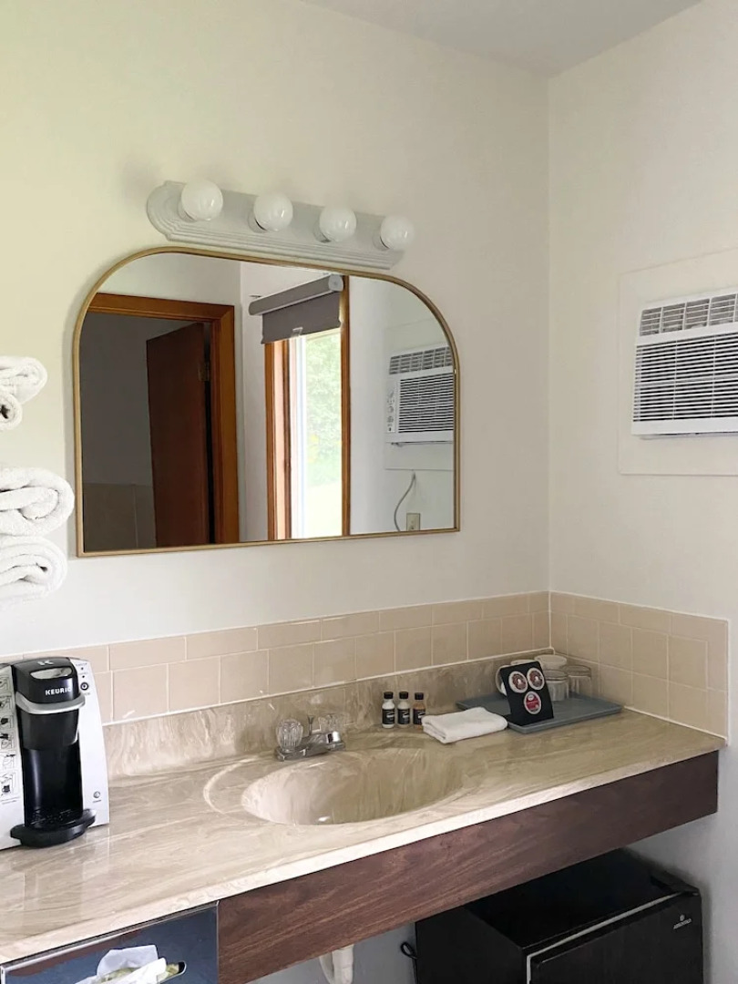 The River Hills Motel - Algoma, WI - Near Door County