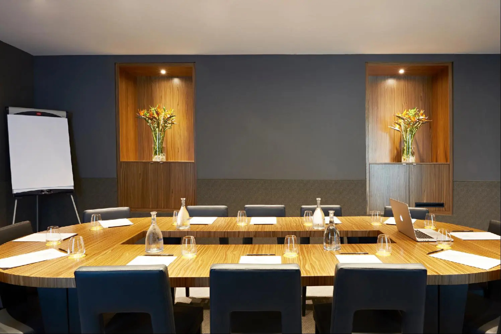 Отель The Building