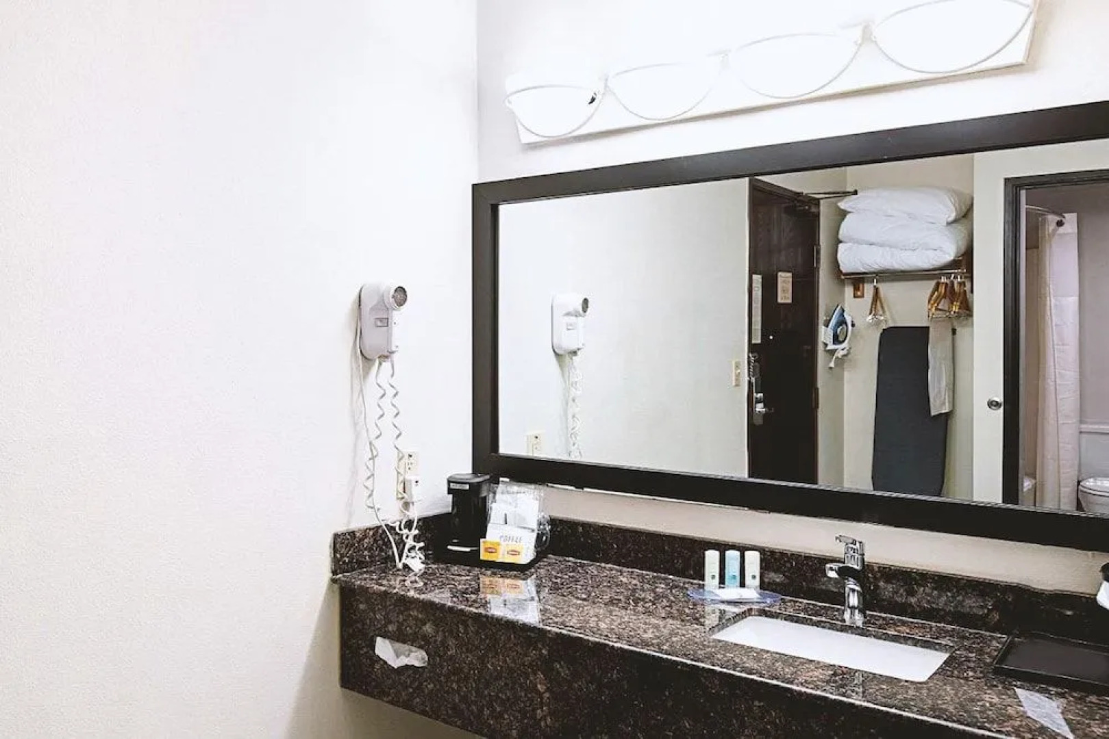 Norwood Inn & Suites Milwaukee