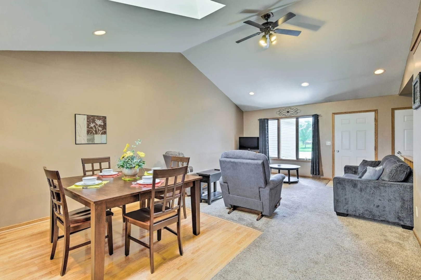 Elwood Townhome w/ Patio - 7 Mi to Johnson Lake