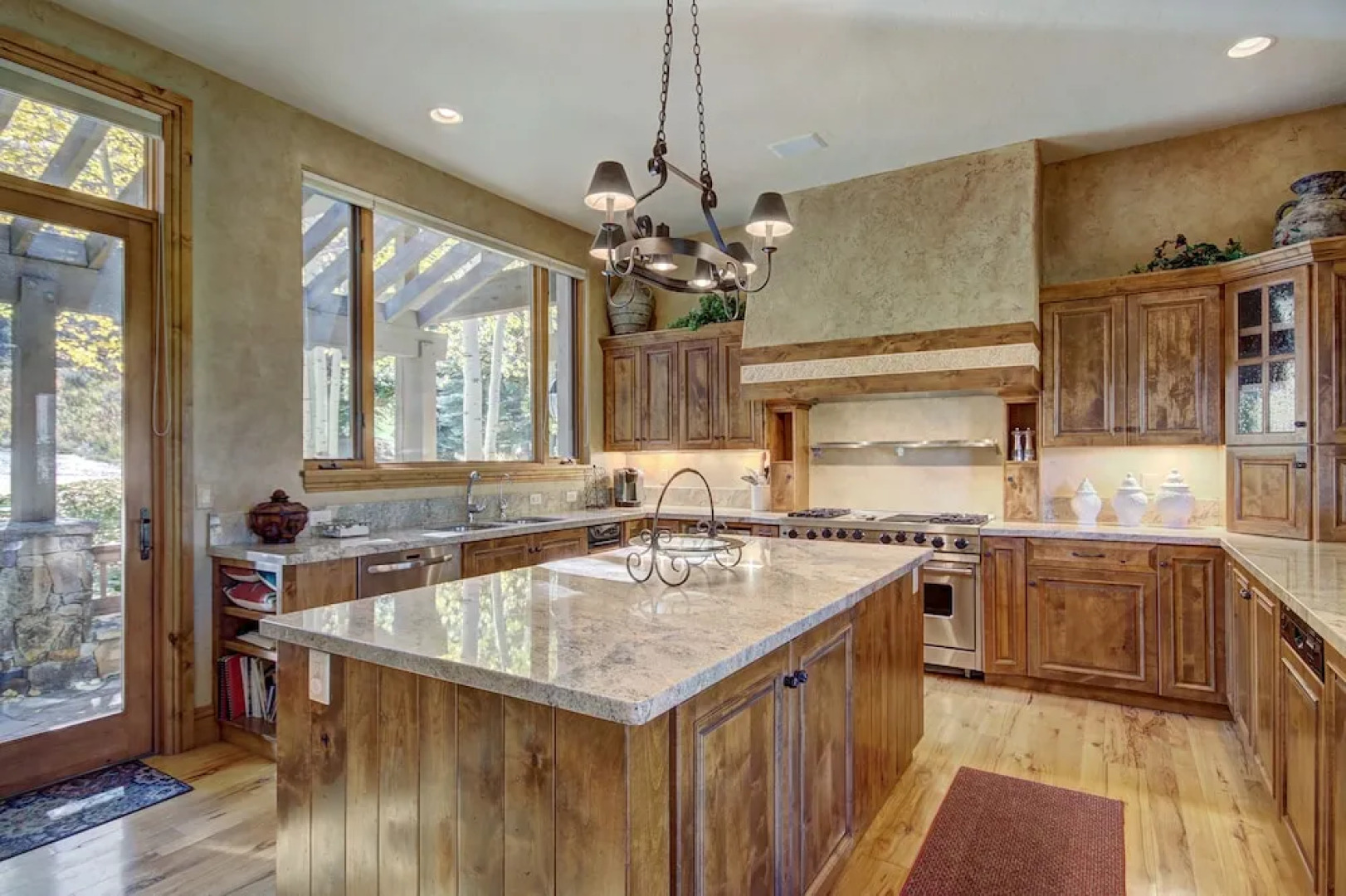 Luxury With Mountain Views, Private Hot Tub Arrowhead 6 Bedroom Townhouse