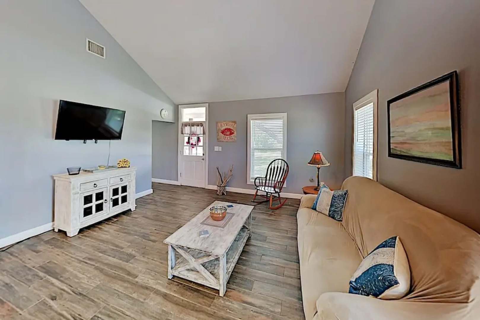 Deluxe Getaway: Big Corner Lot, Great Locale! 3 Bedroom Home