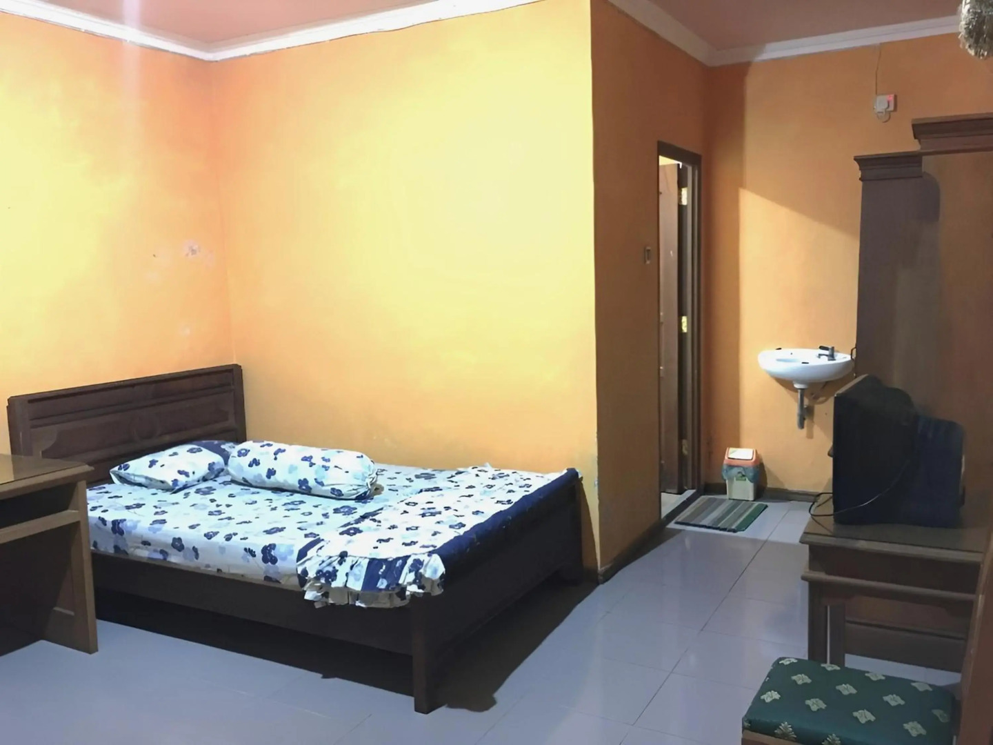 Hotel Alami near Alun-Alun Klaten by ZUZU