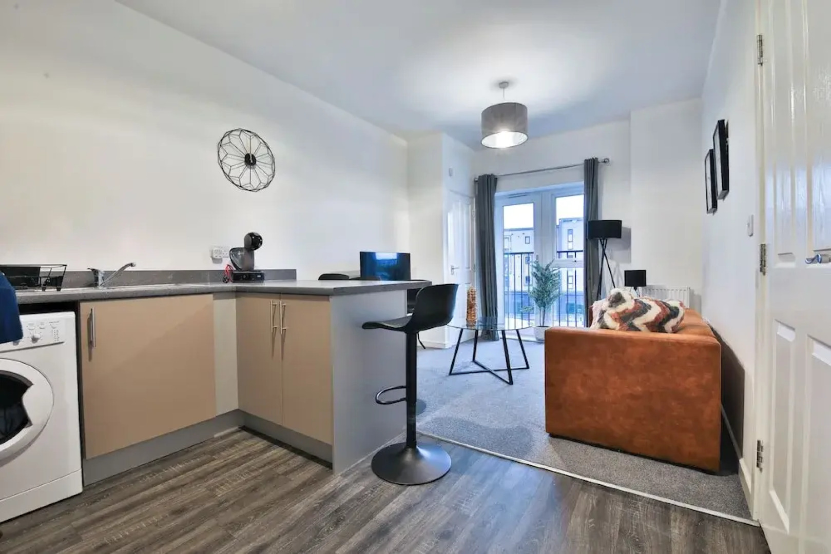 2 Bed Flat with Parking Near Waterfront