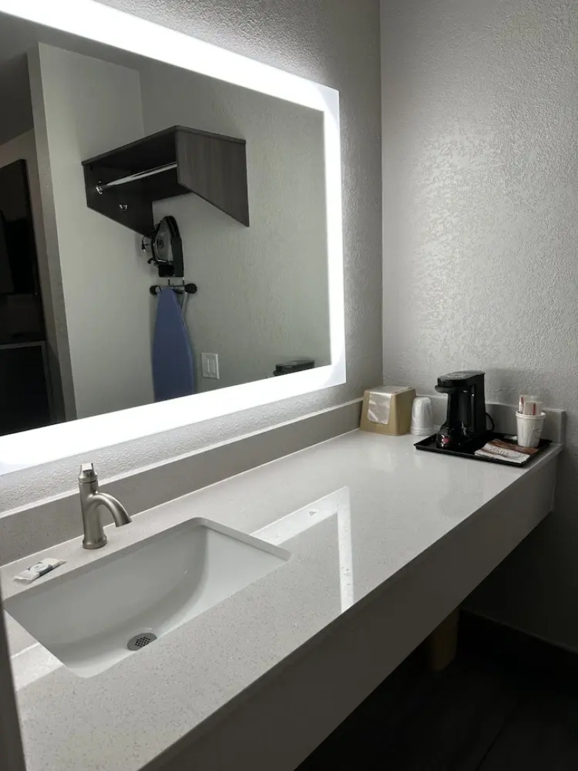 Sleepy Traveler Motel