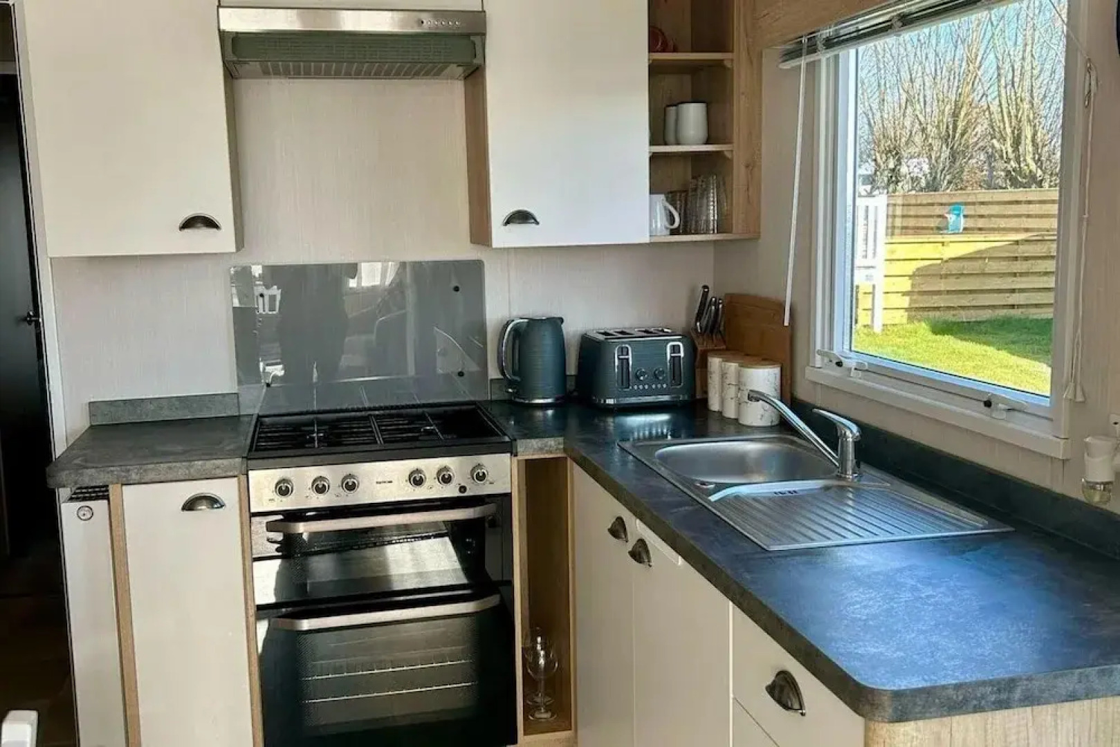 2 Bed-sleeps 6-patio-parking-pet Friendly