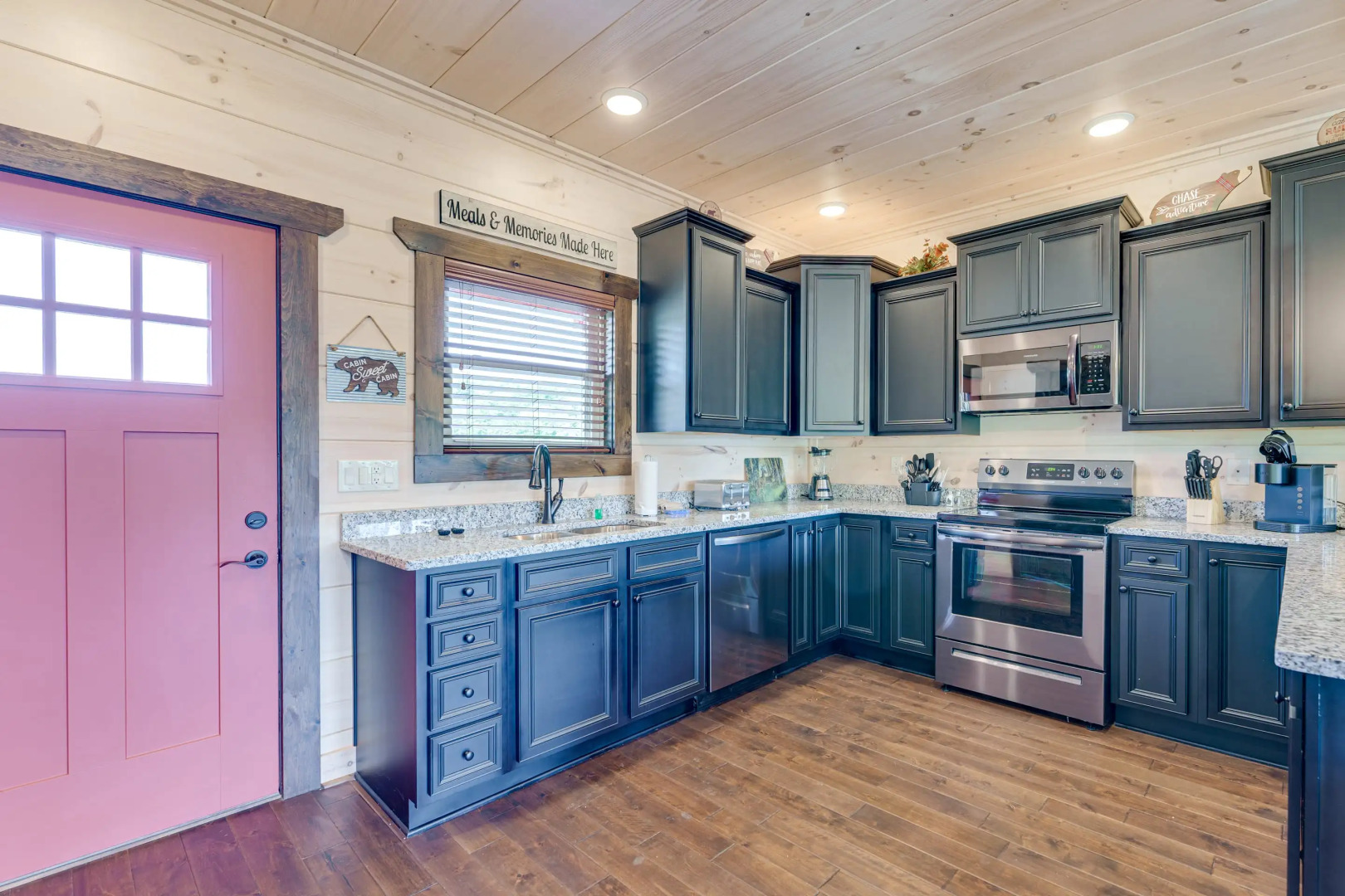 T-Bears Cabin: Hot Tub, Game Room, Theater Room