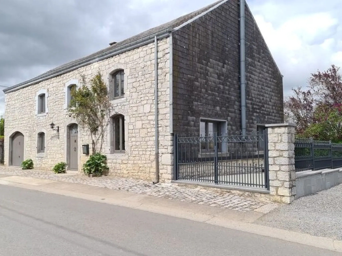 Spacious Holiday Home in Humain with Garden