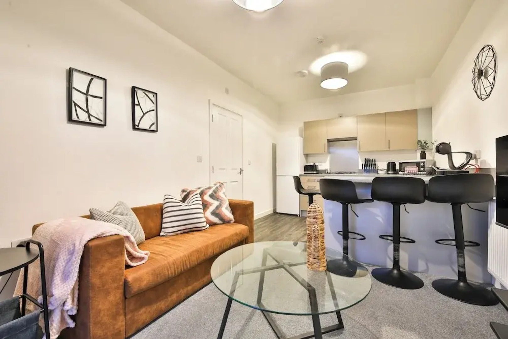 2 Bed Flat with Parking Near Waterfront