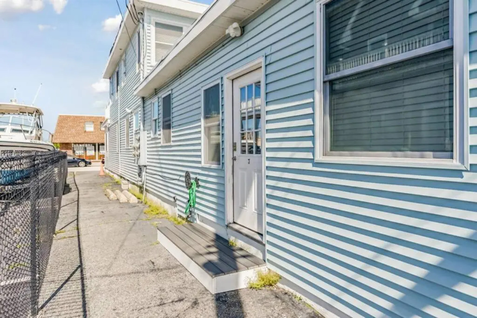 Bright Cozy 2 Blocks to the Beach Parking