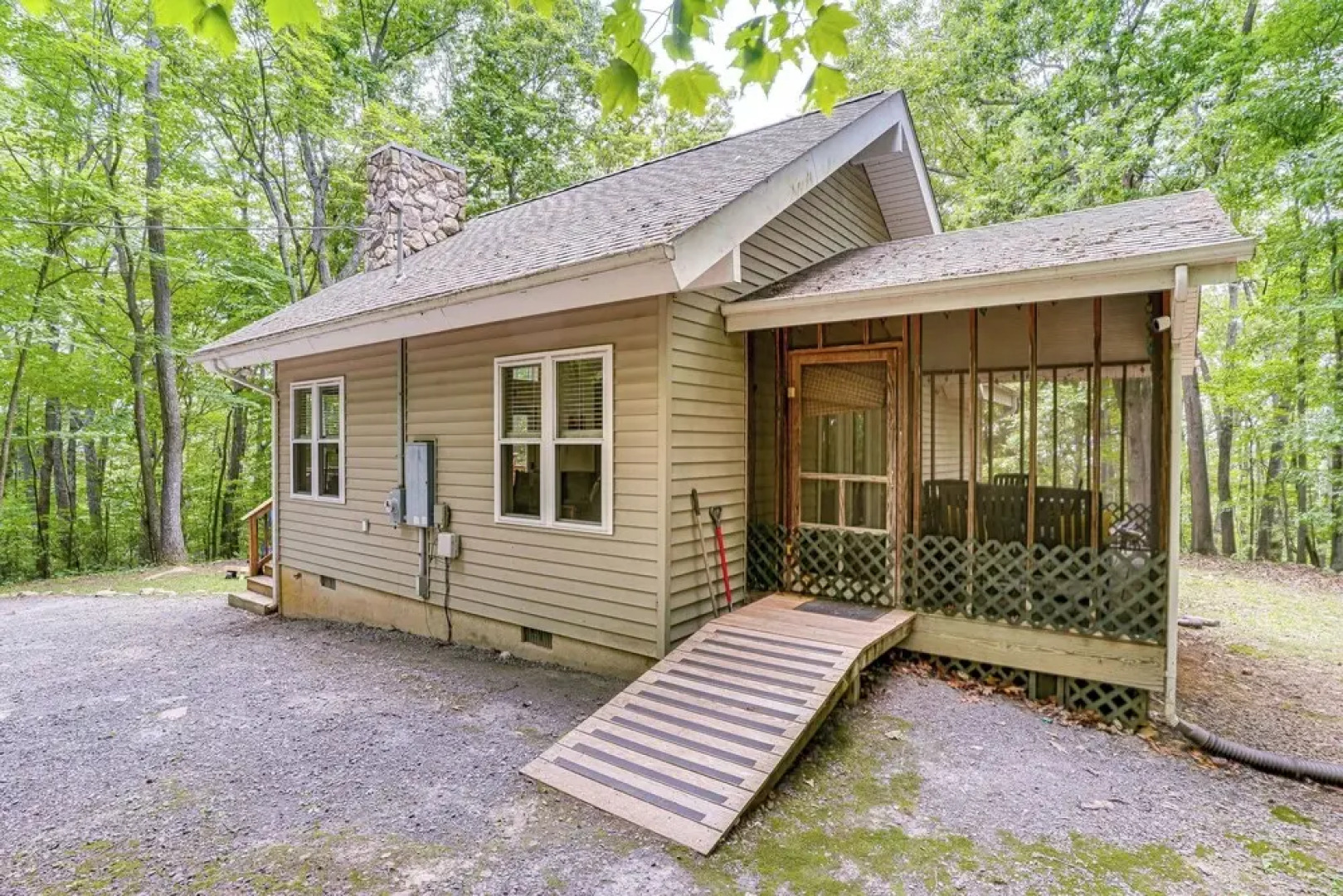 Cabin w/ Deck & Screened-in Porch in New Market!