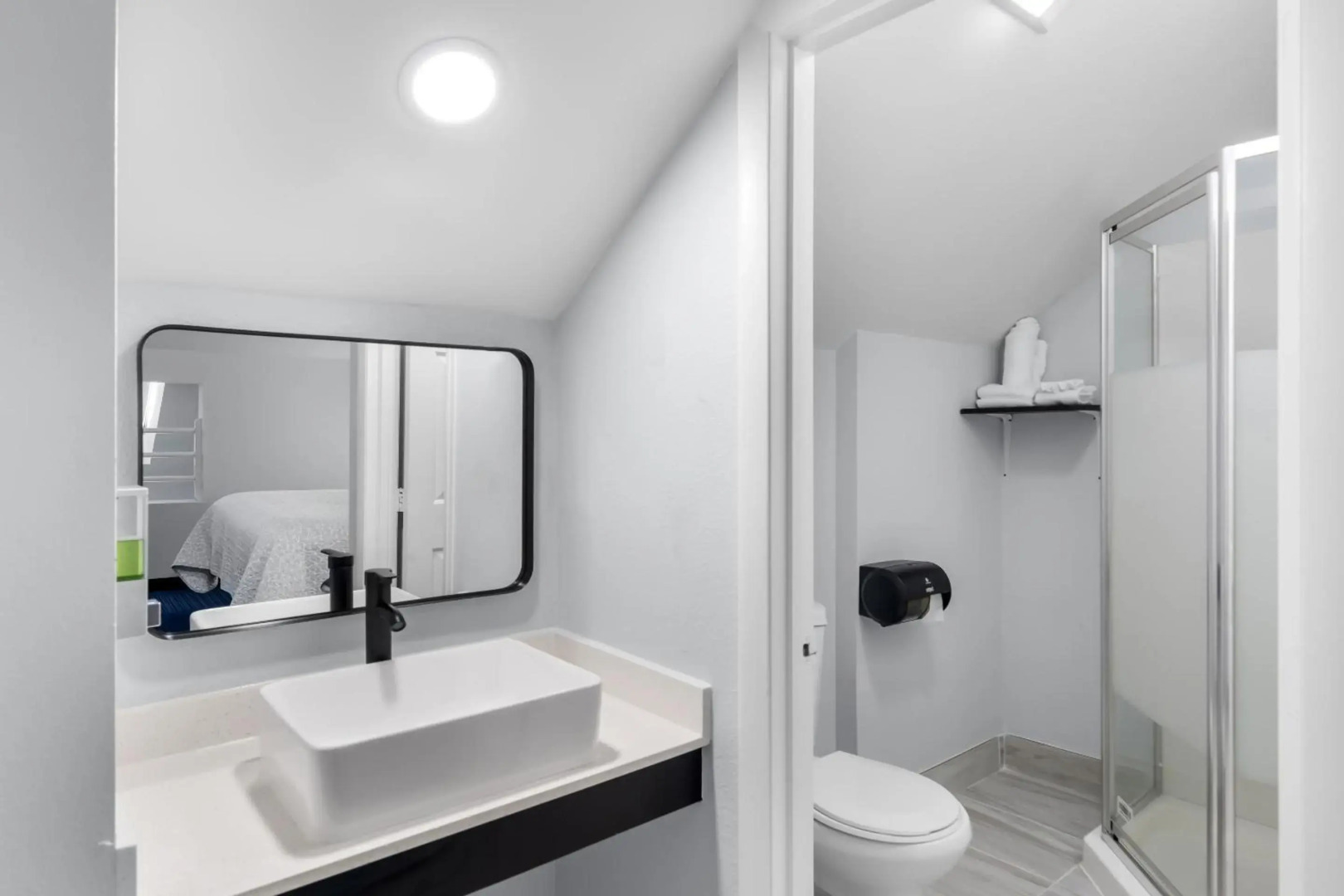 Admiralty Inn & Suites - a Red Collection Hotel