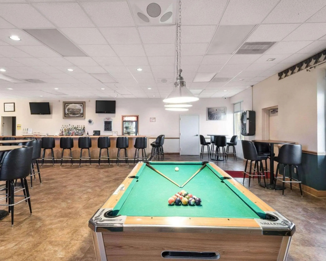 Econo Lodge Inn & Suites Triadelphia - Wheeling