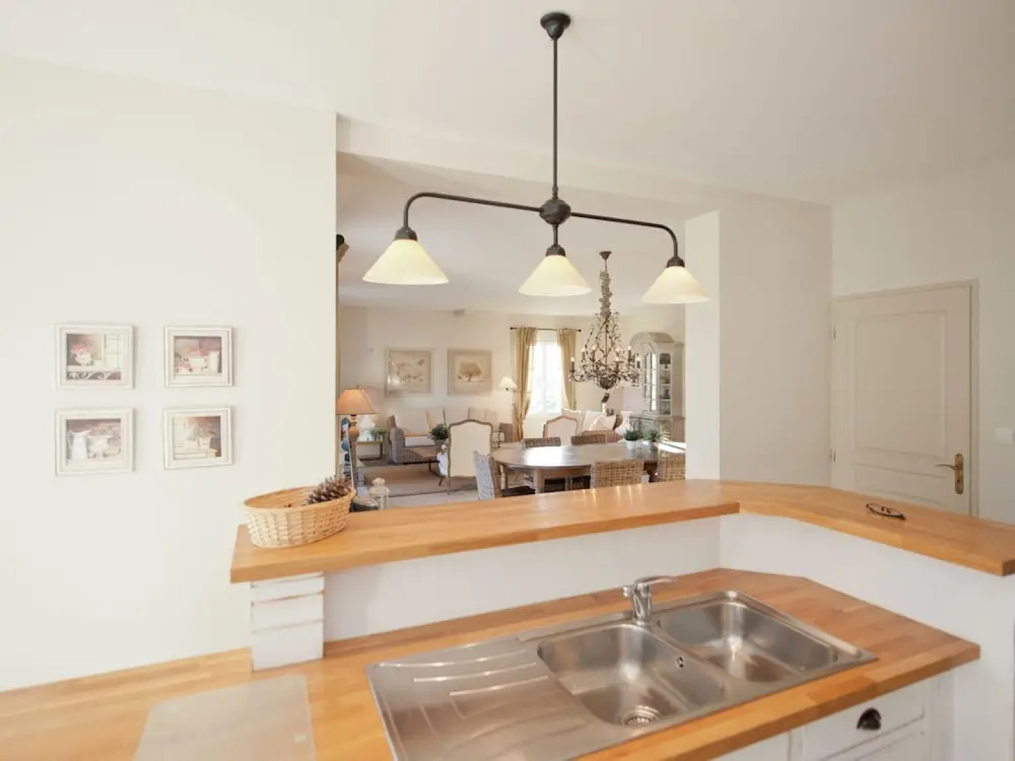 A beautiful new luxury villa close to Uzès.