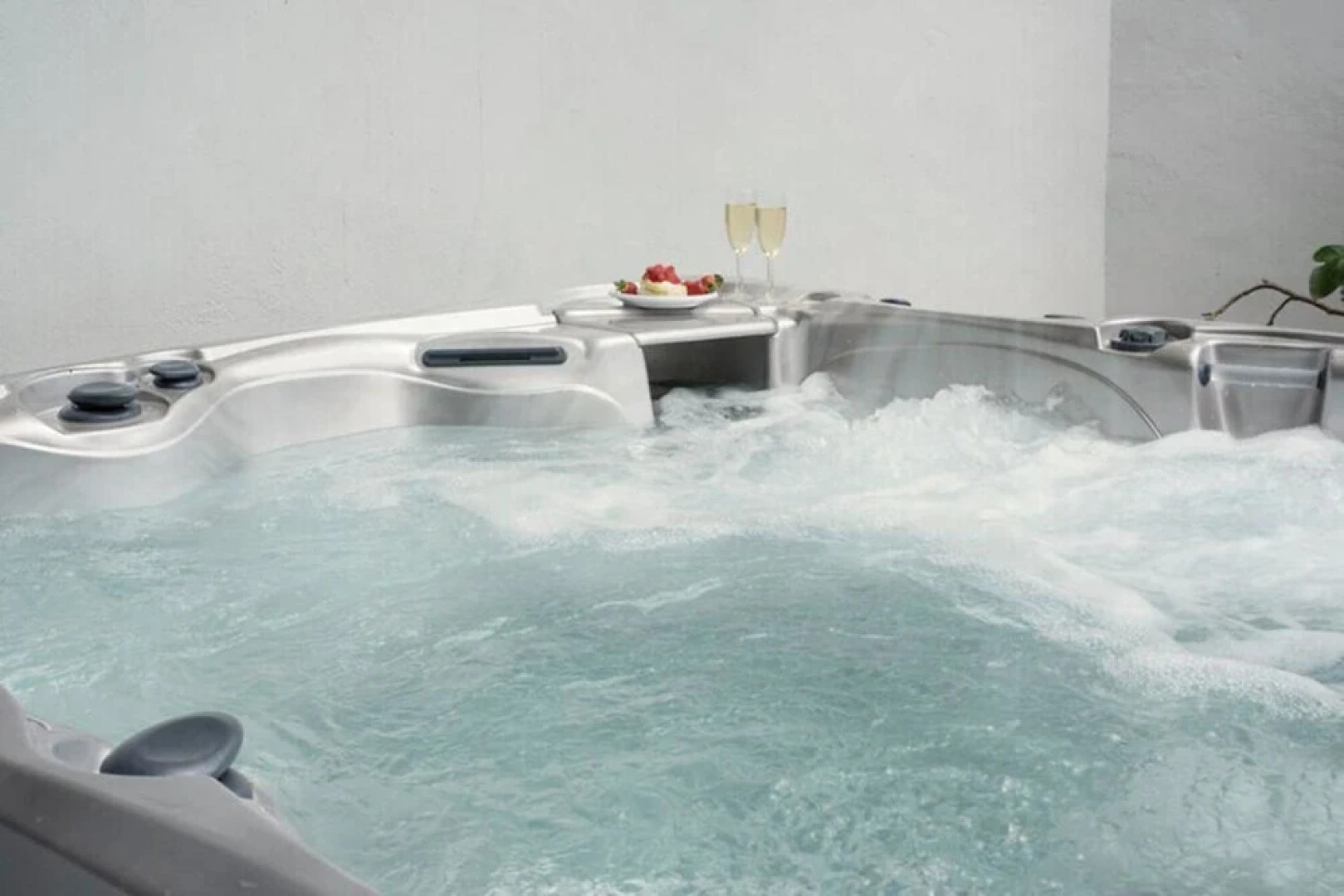 Superb detached Grade II listed barn conversion with hot tub & FREE membership to nearby Leisure Club