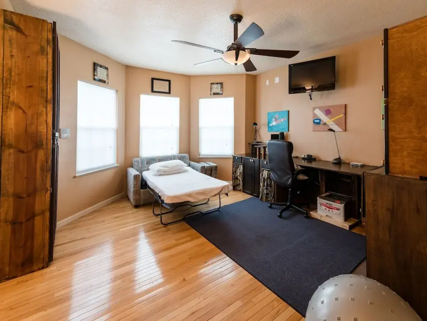 Chic Renovated Oasis: Disney & Universal Nearby 4 Bedroom Home by RedAwning