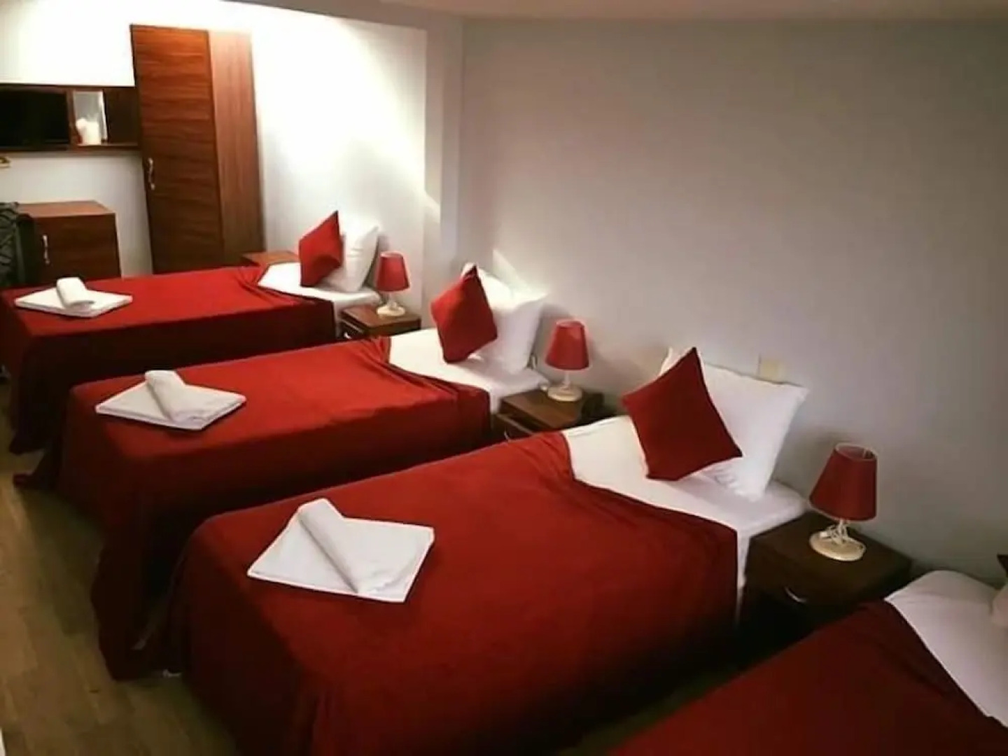 Karyola Otel - Caters to Men