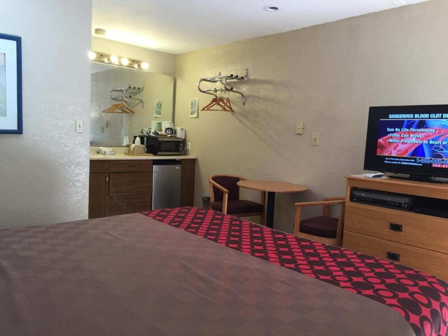 Townhouse Inn & Suites