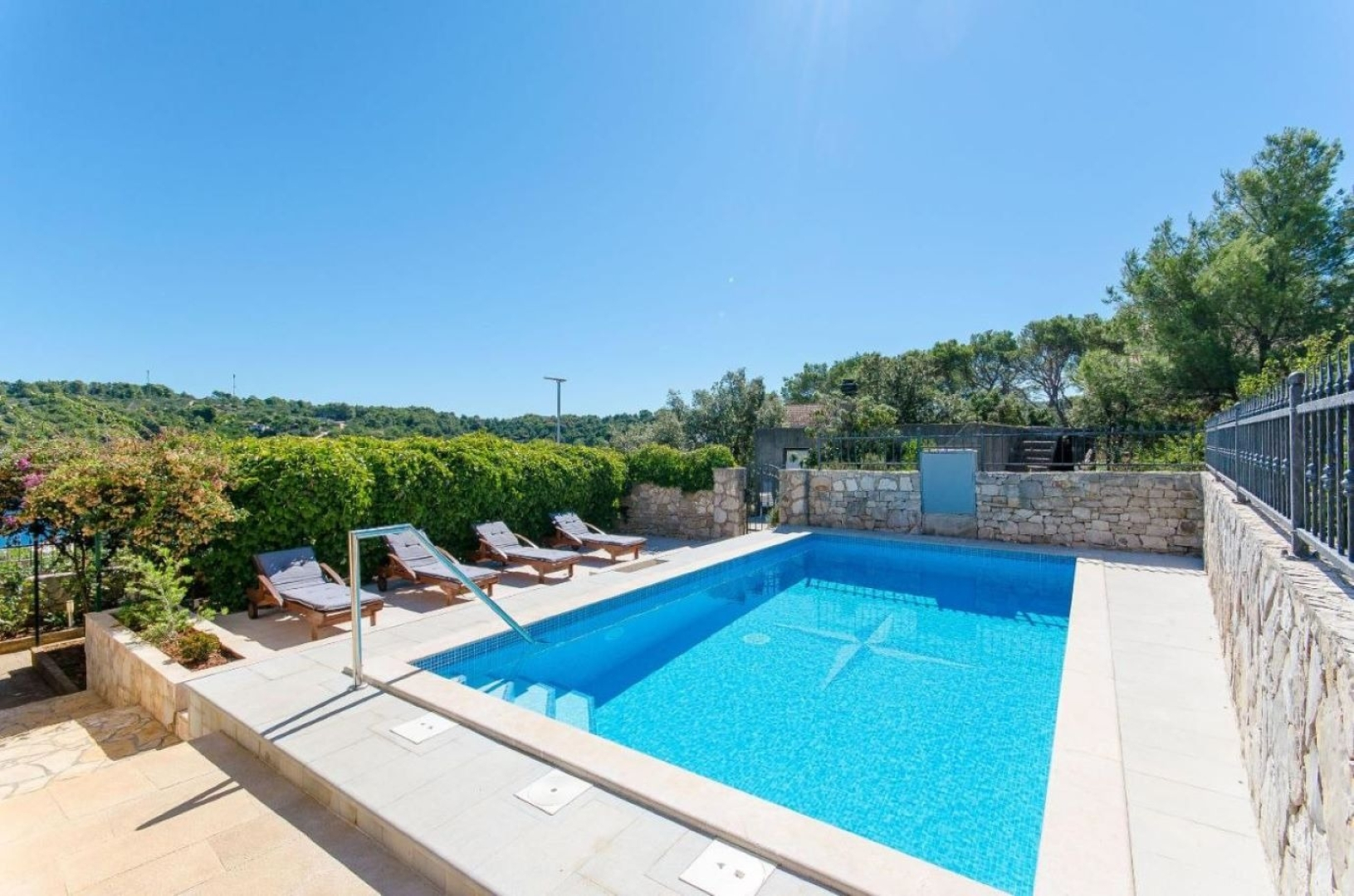 Apartment Lucija  - apartment with Pool: A1 Rogac, Island Solta