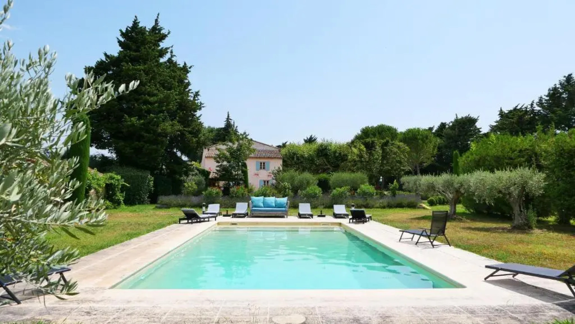 Superbe Mas Provençal 600m2 avec une Superbe Piscine Chauffée et très grand jardin 9000m2, situé au cœur du Luberon en campagne proche de L'Isle sur la Sorgue, 12 personnes, LS2-17 FIGNOULADO