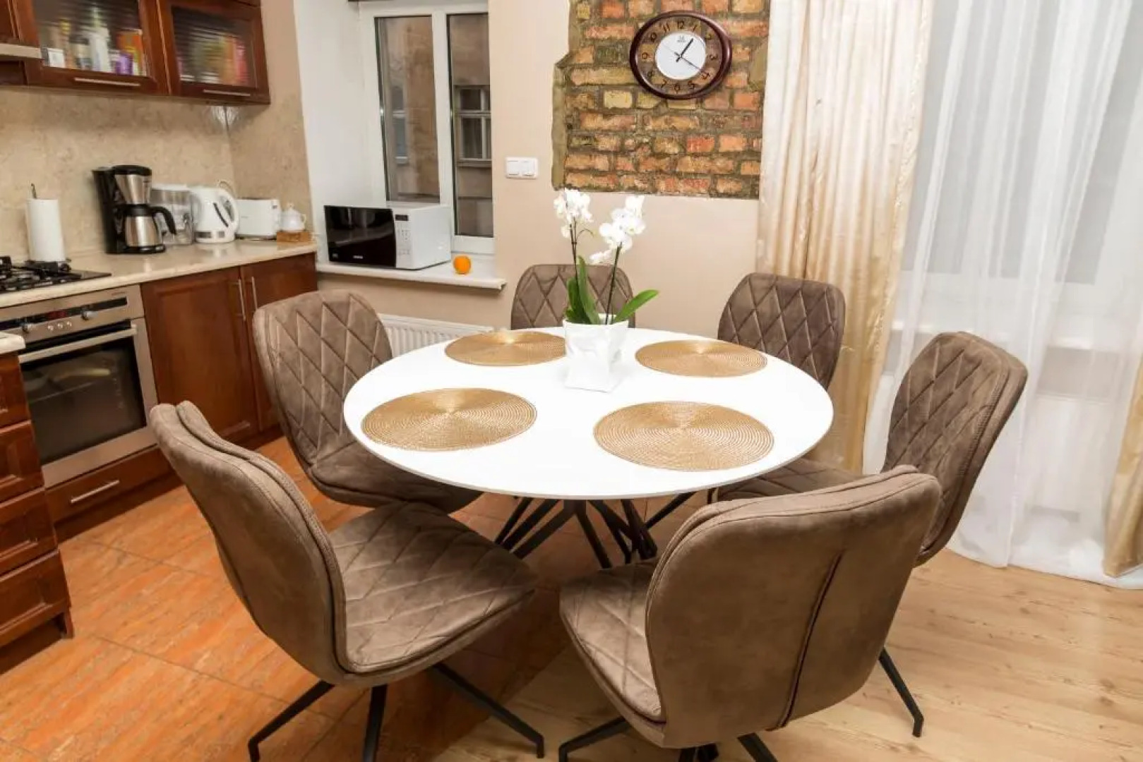 Baltic Amber in Diplomatic District & Free Parking