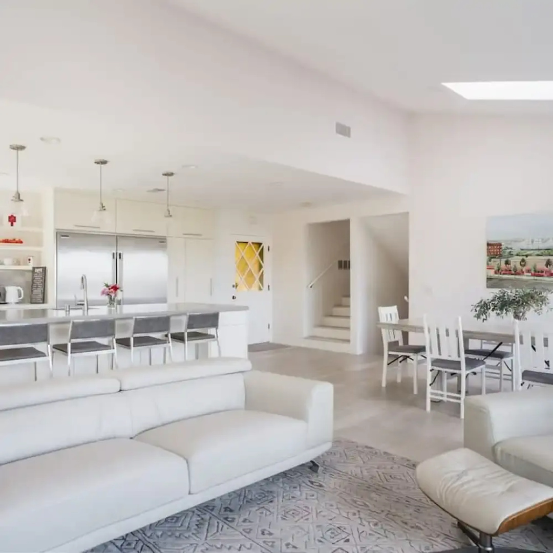 Spacious and Bright 5-bedroom Oasis Pool and Yard
