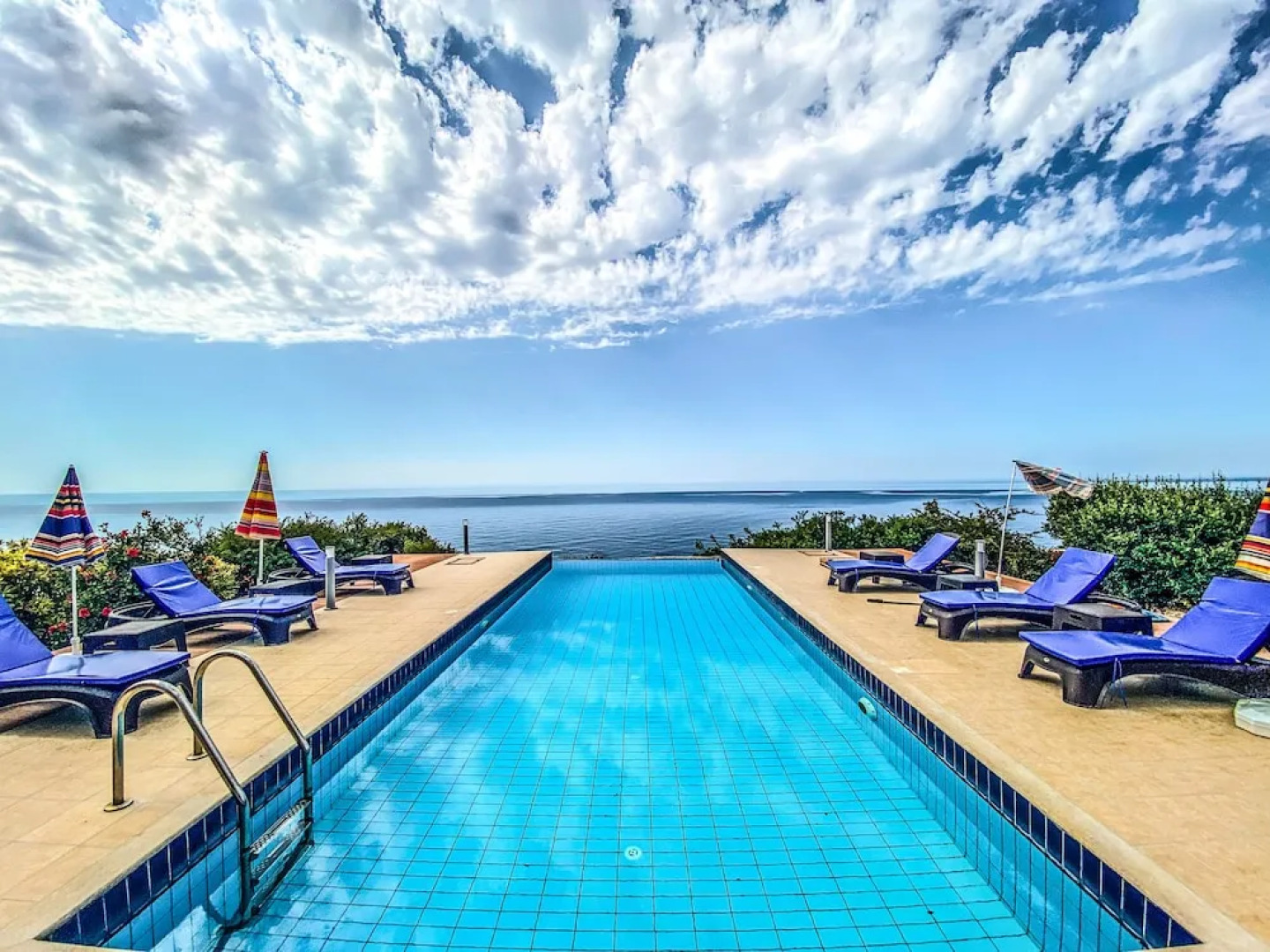 Sea Cliff villa, 4 beds, sleeps 2- 7, Free Wifi, Heated Pool option.