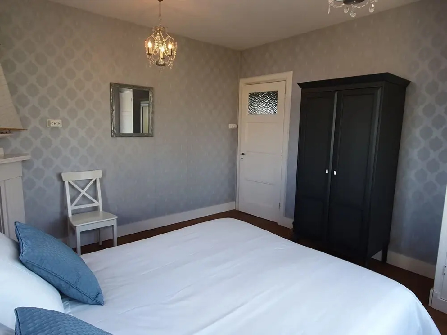 Spacious Farmhouse in Ijzendijke With Garden