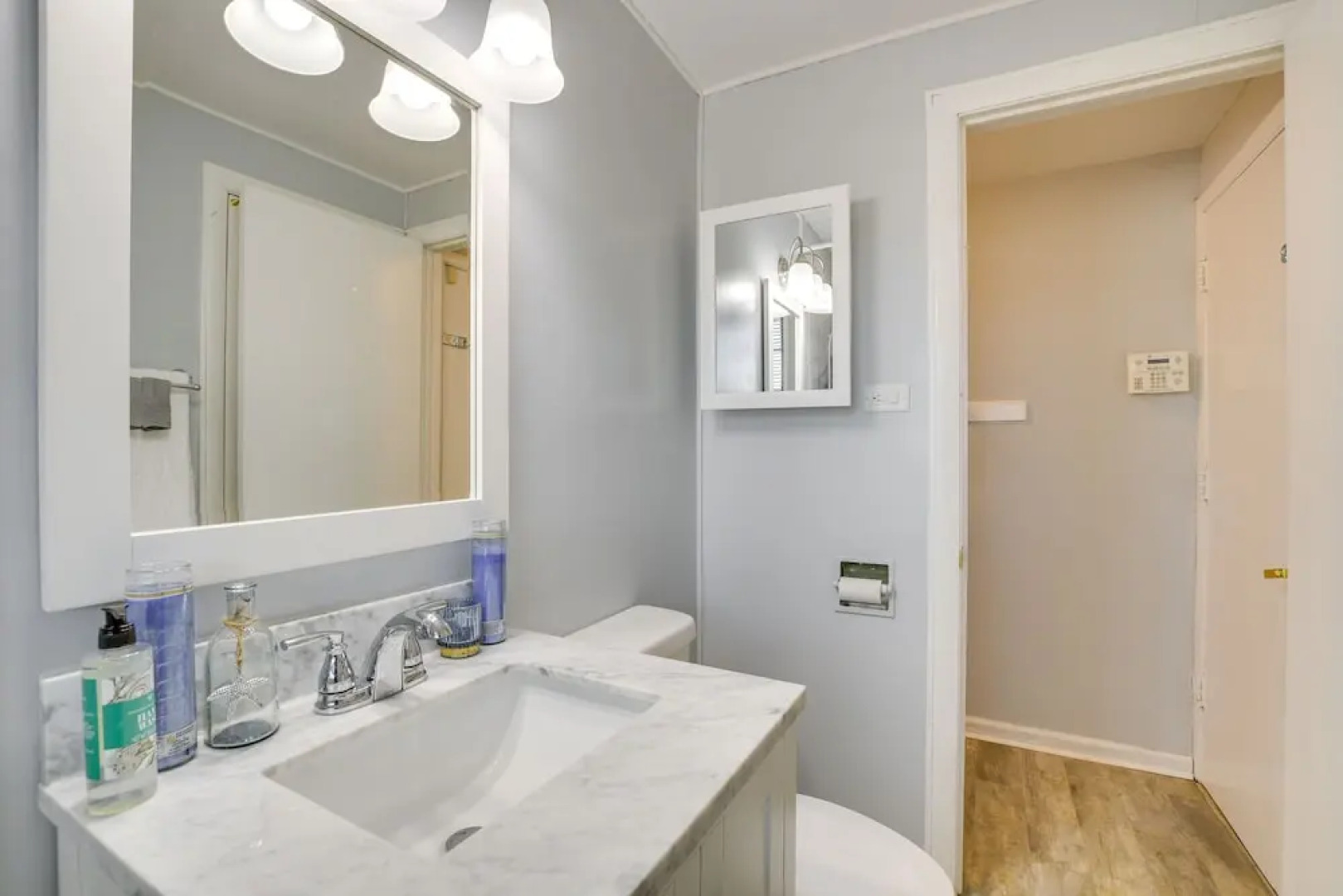 Country Club Hills Home: Walk to Rec Center!