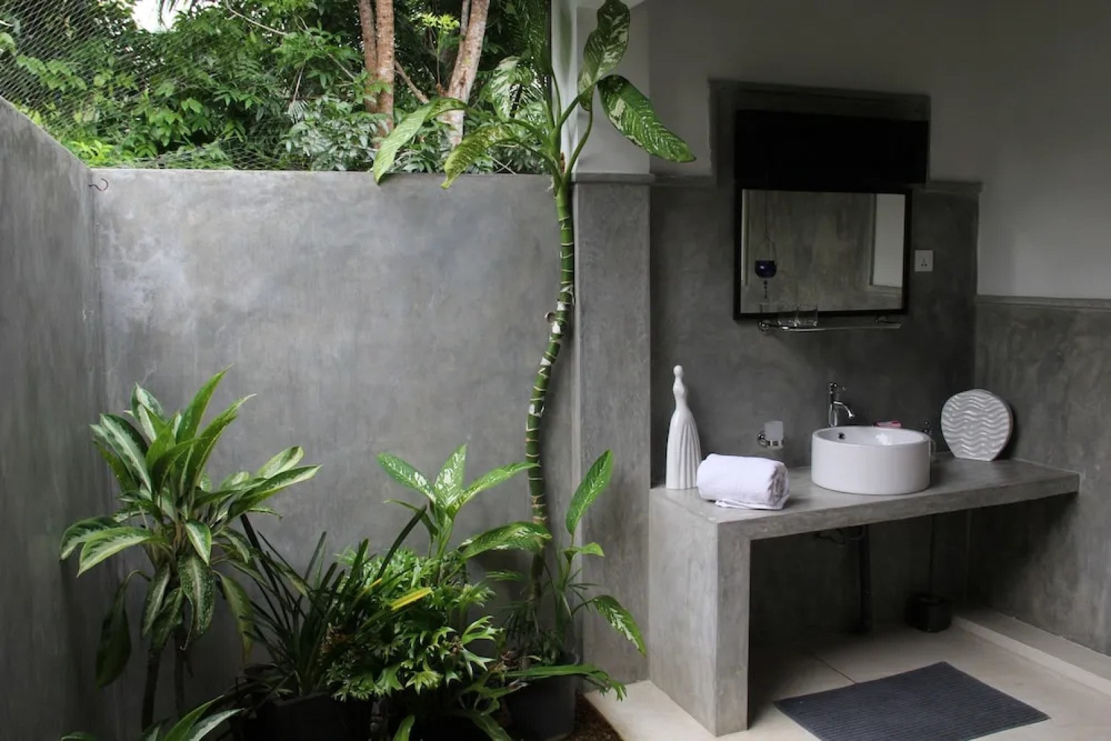 Madampe House by Tree