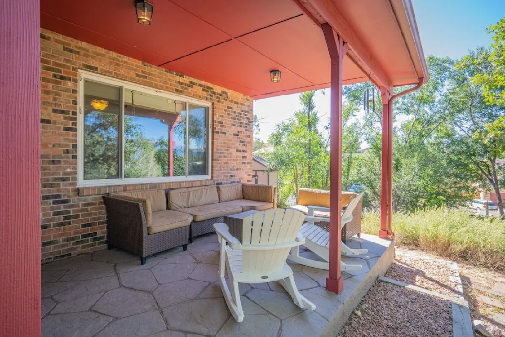 4 BR Country Home in Suburbs W/trails & Parks