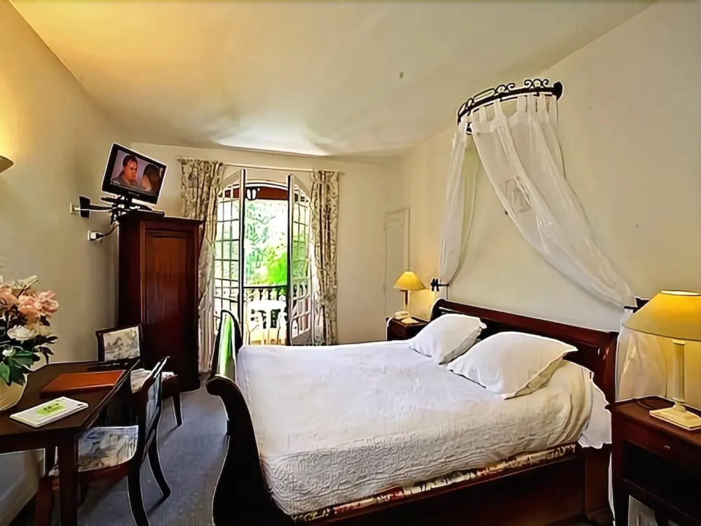 Logis Hostellerie de lAuberge de LÉtang Bleu