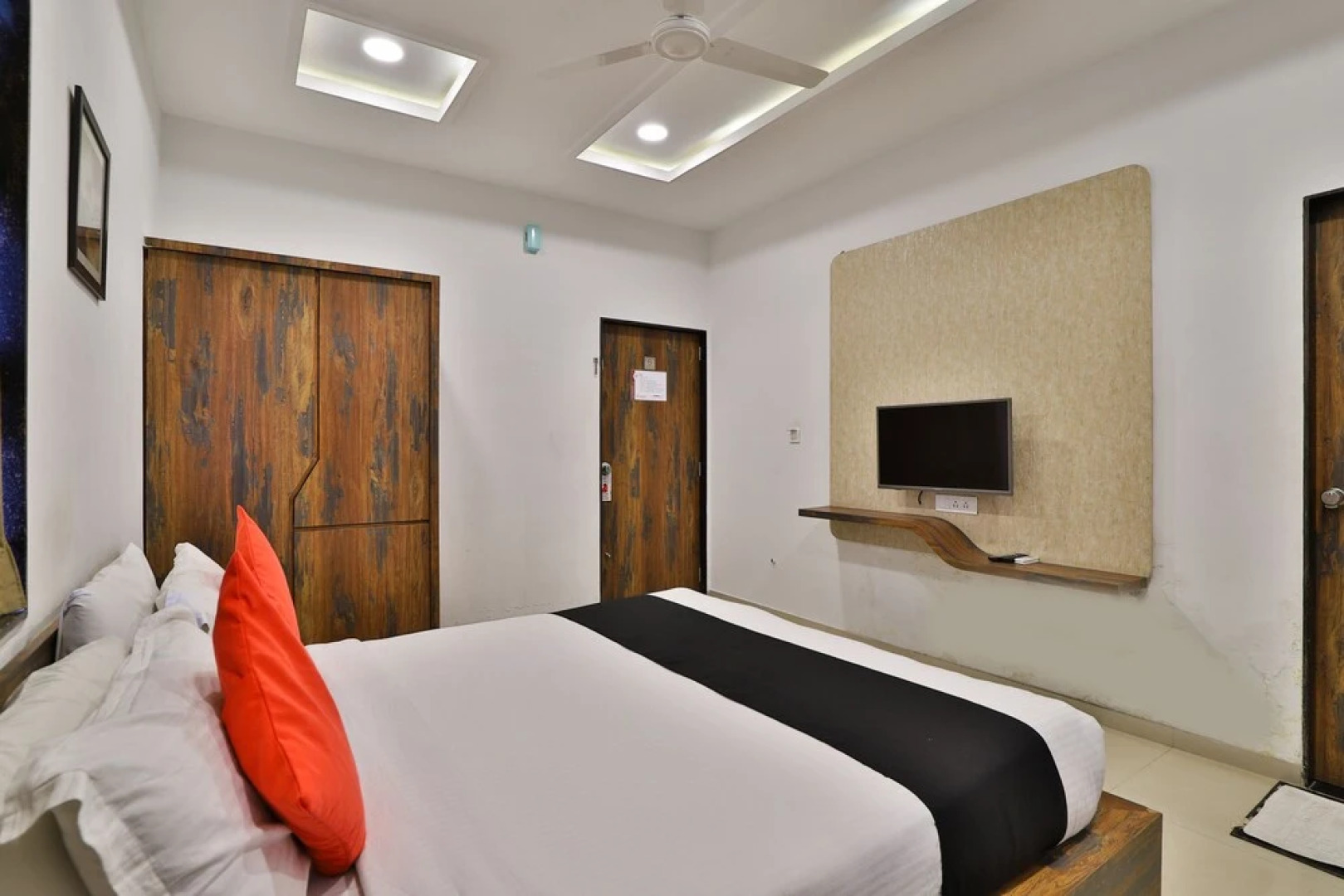 OYO 18933 The Grand President