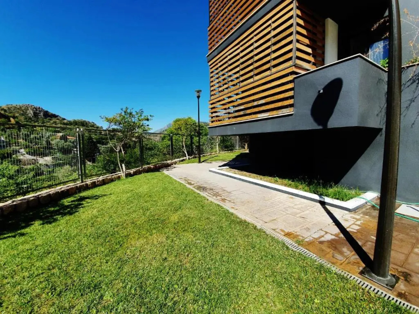 Velez Nazari Lugar20