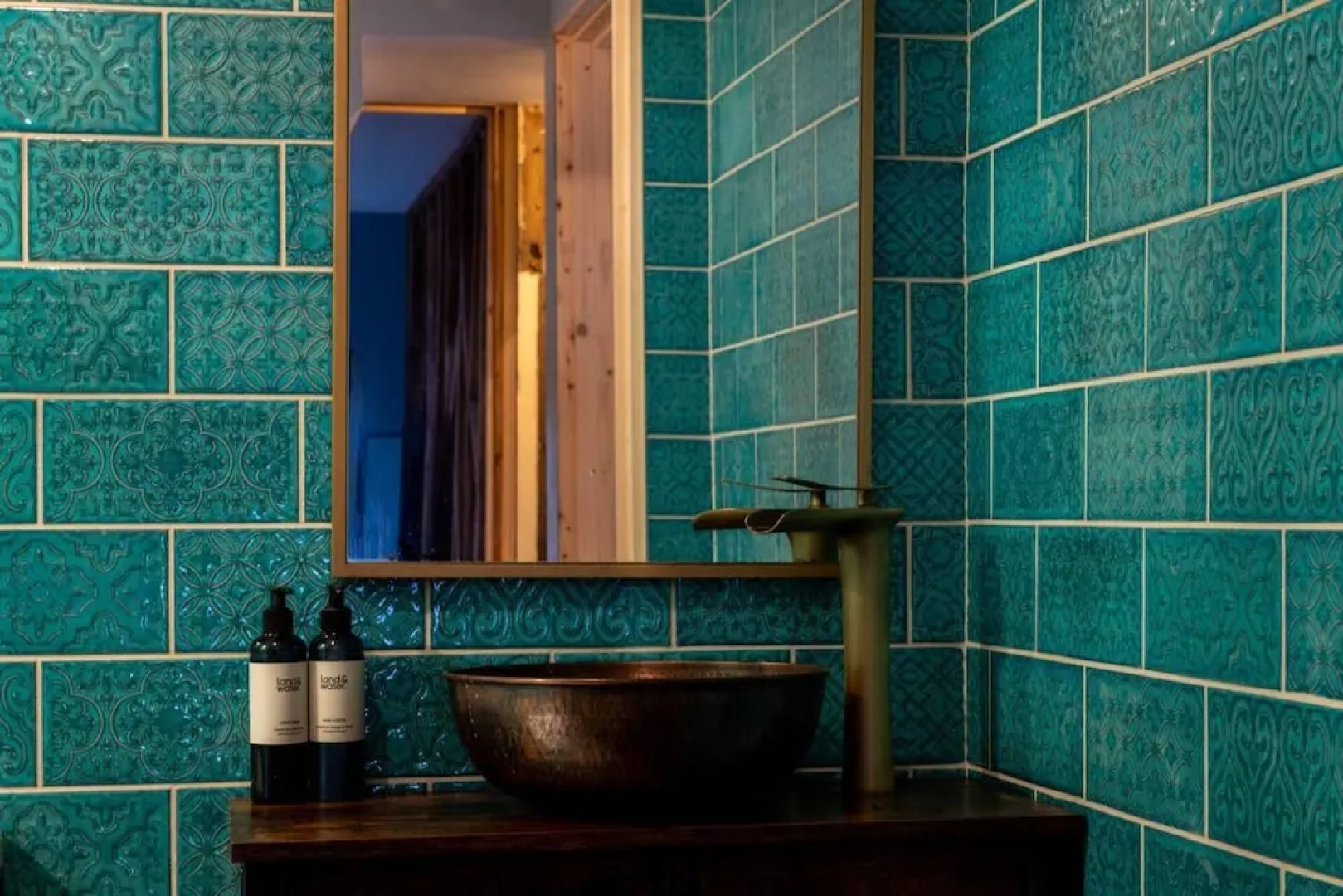 3br-fireplace-hottub-garden-parking