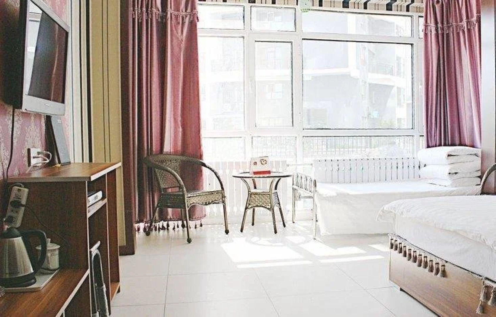 Golden Grassland Inn