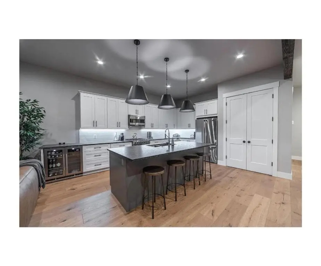 Premium 4BR/3.5B modern home near beach, skiing and downtown. Ping pong + bikes.