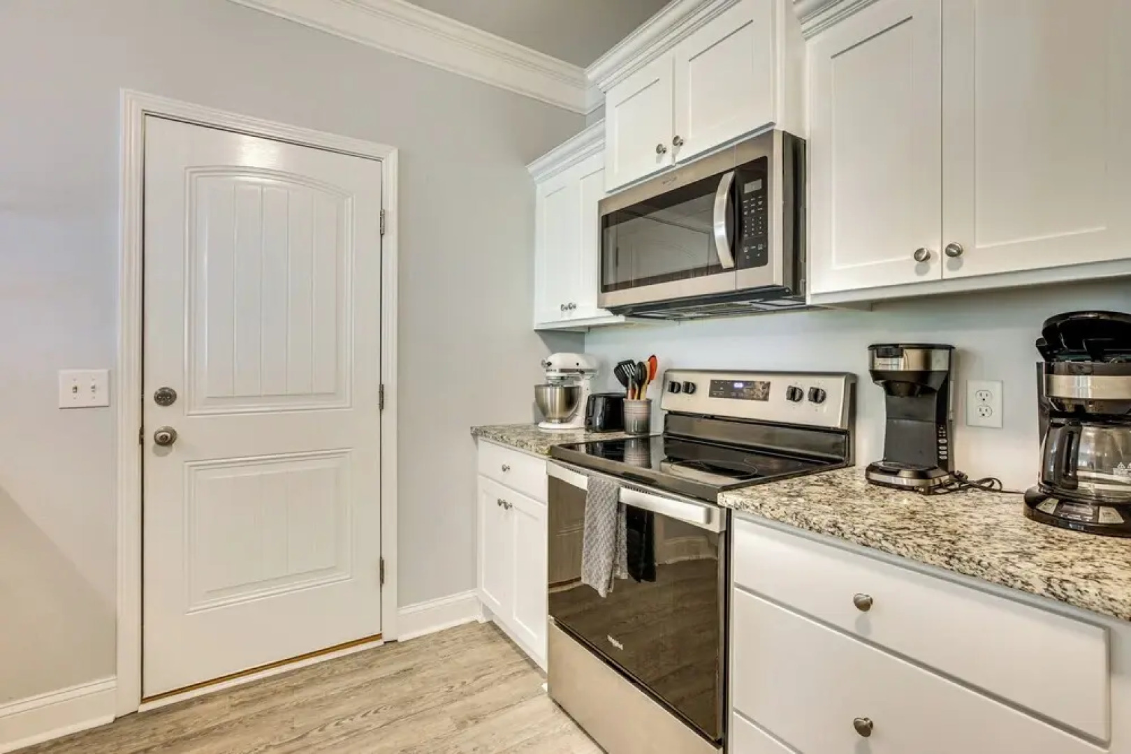 1 Mi to Riverfront: Darien Family Home