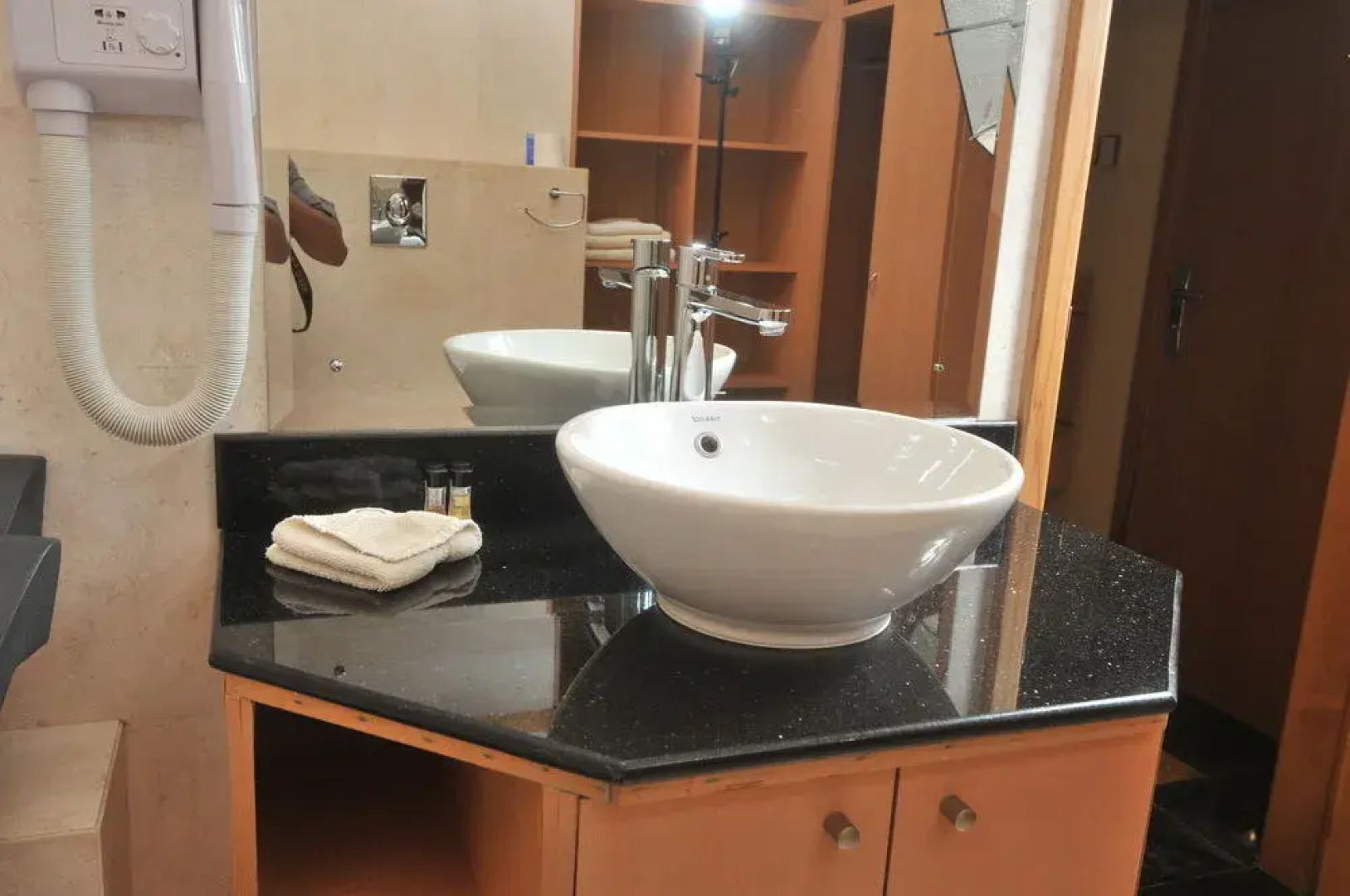 Johny International Hotel