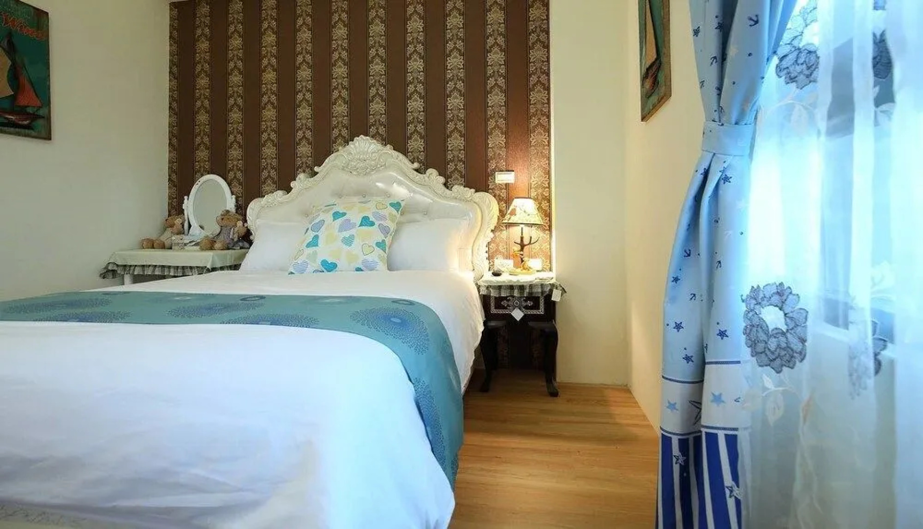 Textile Girl Romantic Homestay