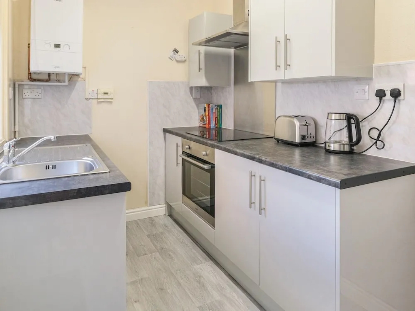 Lovely Large 2-bed House With 2 Reception Rooms