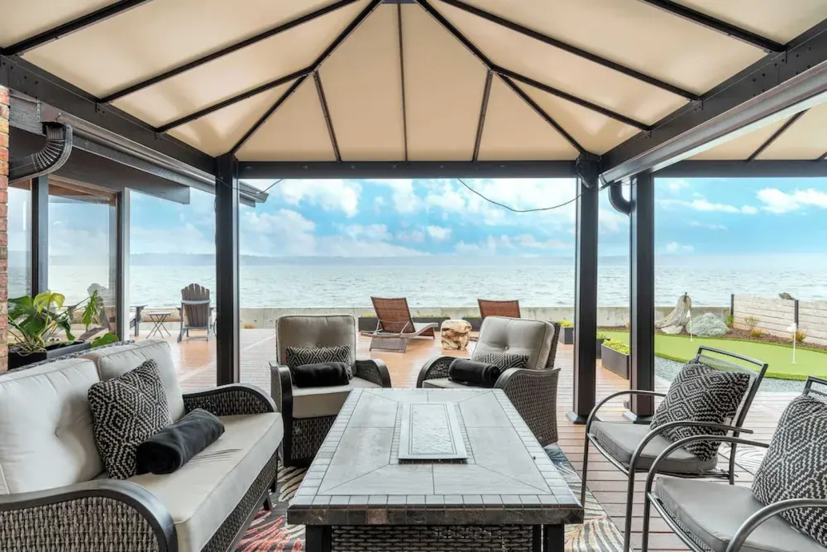 Oceanfront w/ Game Room, Fire Pit, Panoramic Views Angels Landing by Avantstay