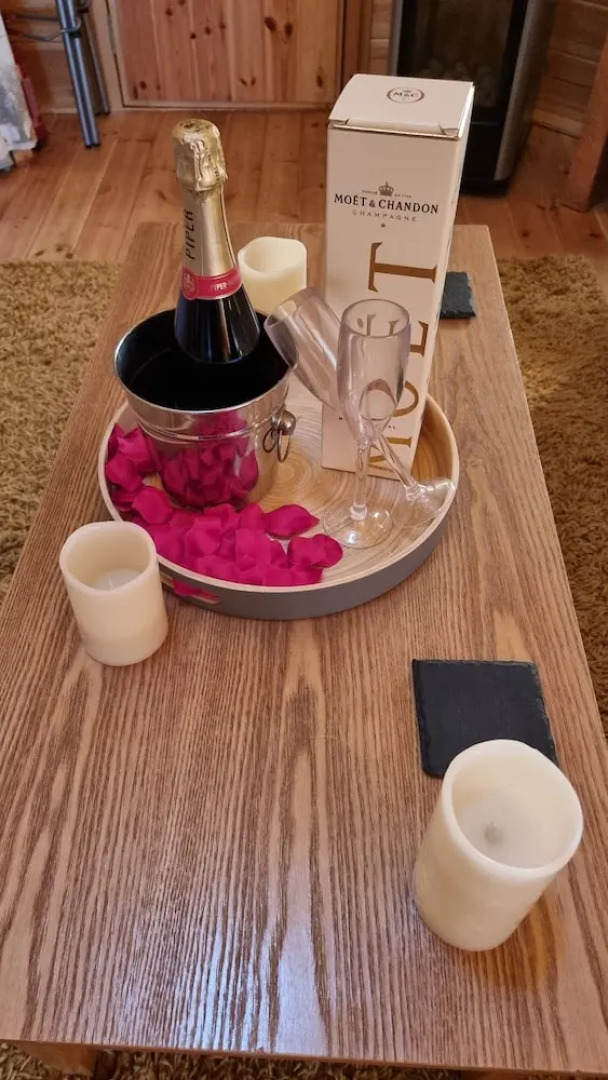 Cozy Cabin With Hot Tub Retreat in Anglesey