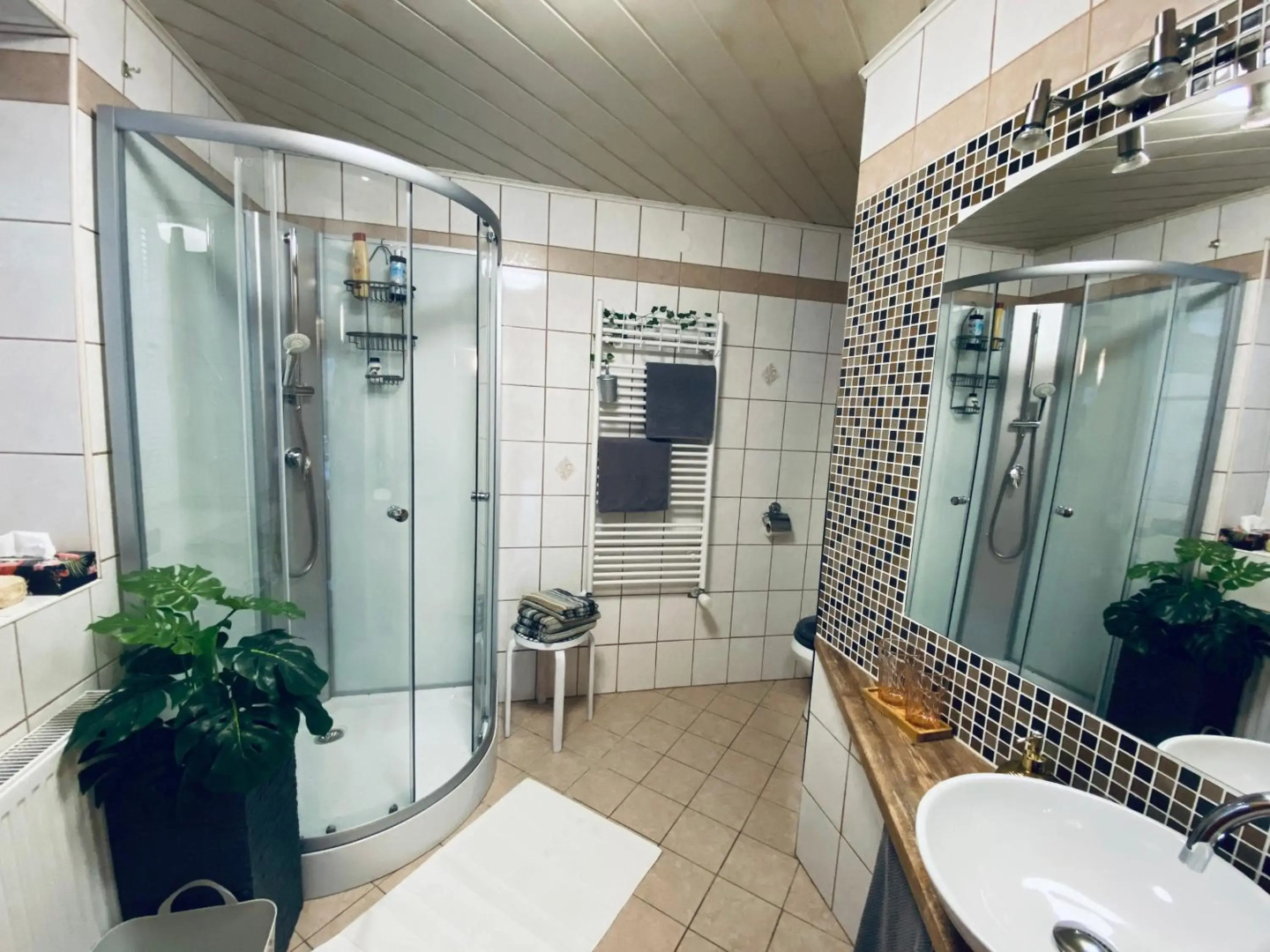 Garden Paradise Bled Apartments - garden, pond and castle view