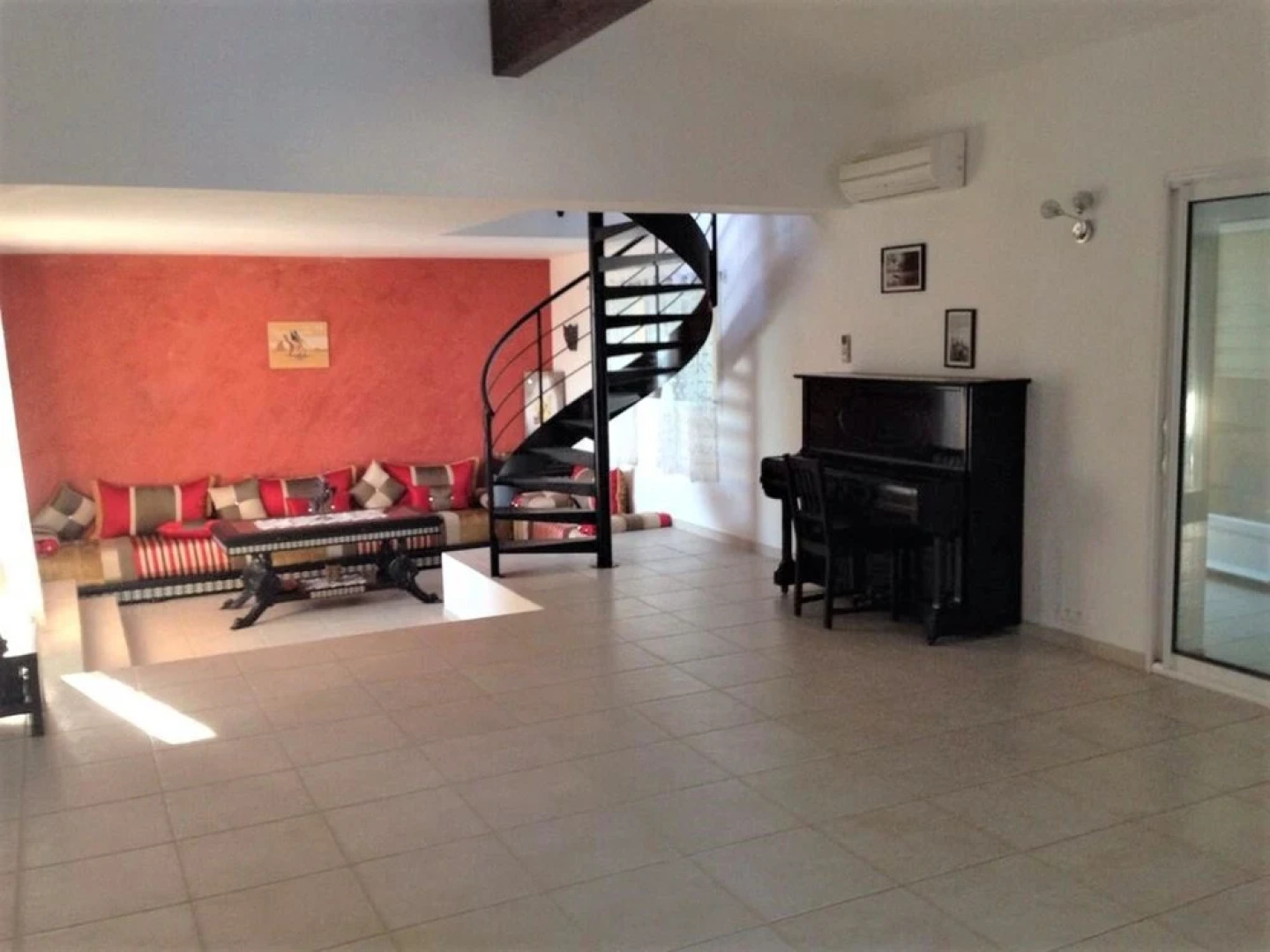 Well-appointed, 3-bedroom House Featuring a Swimming Pool and Terrace