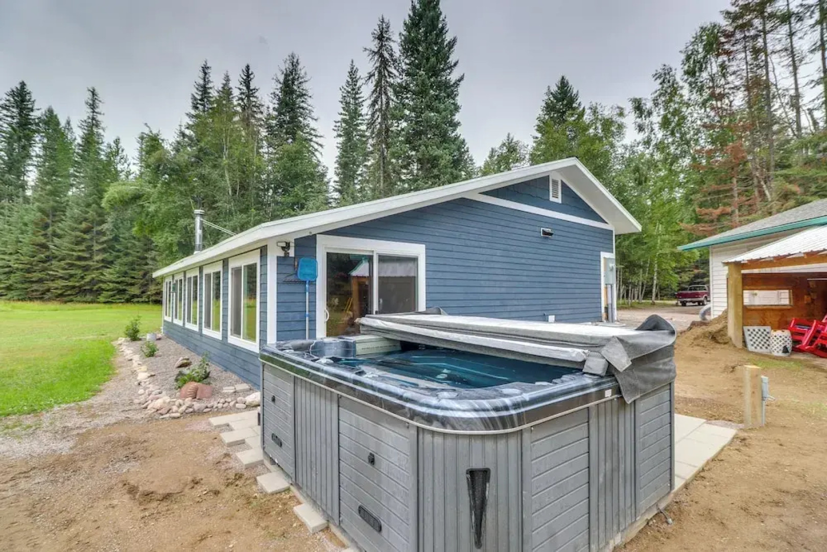 Bigfork Cottage w/ Hot Tub ~ 6 Mi to Flathead Lake