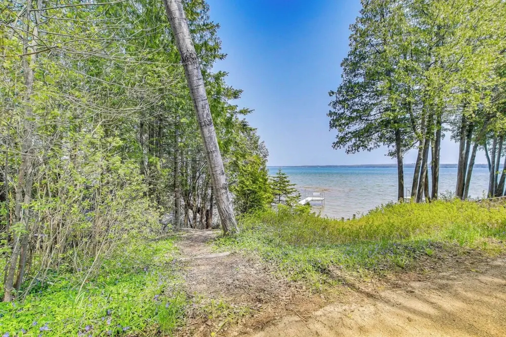 Baileys Harbor Cottage w/ Dock: Steps to Lake!
