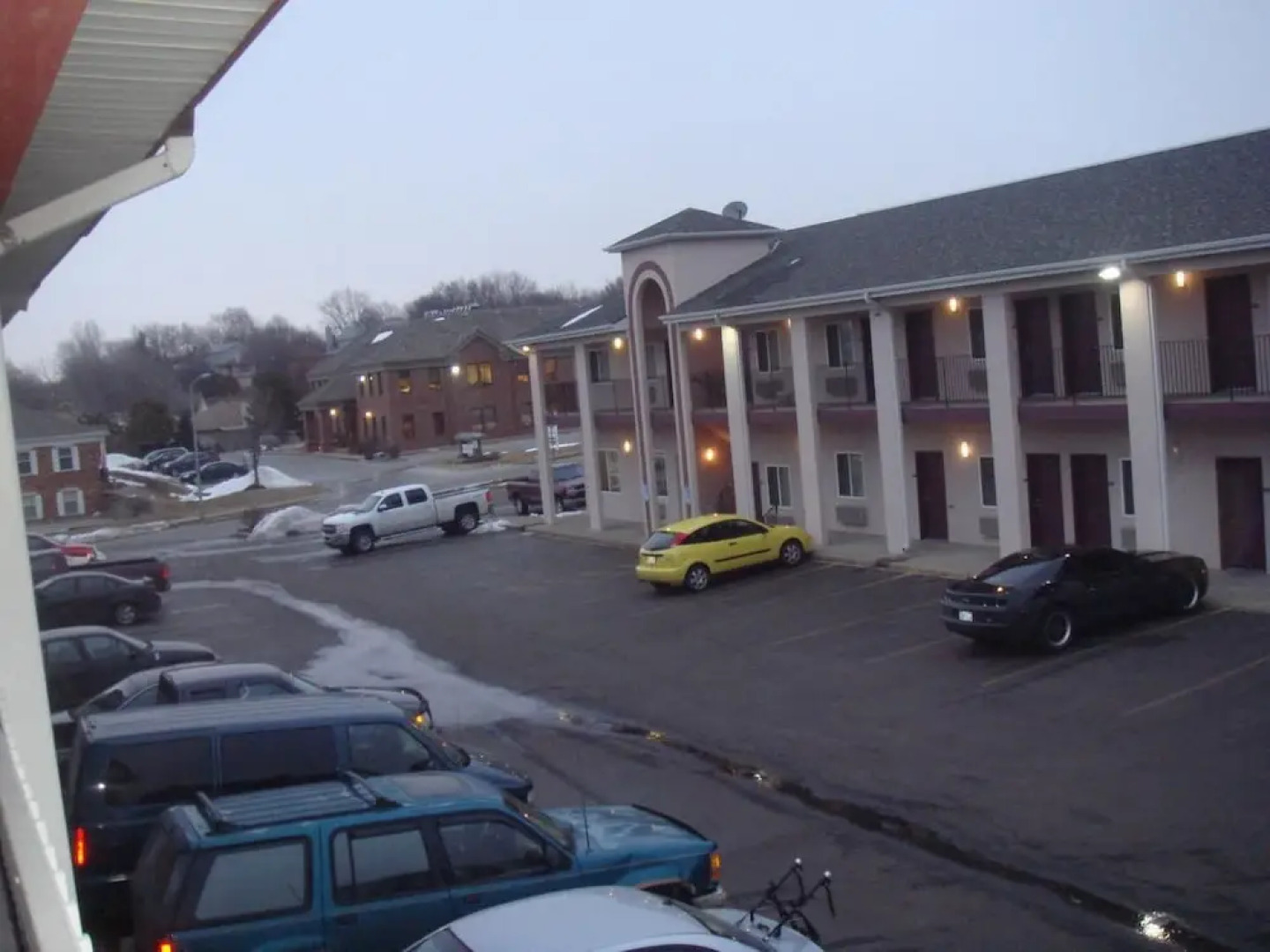 Townhouse Inn & Suites