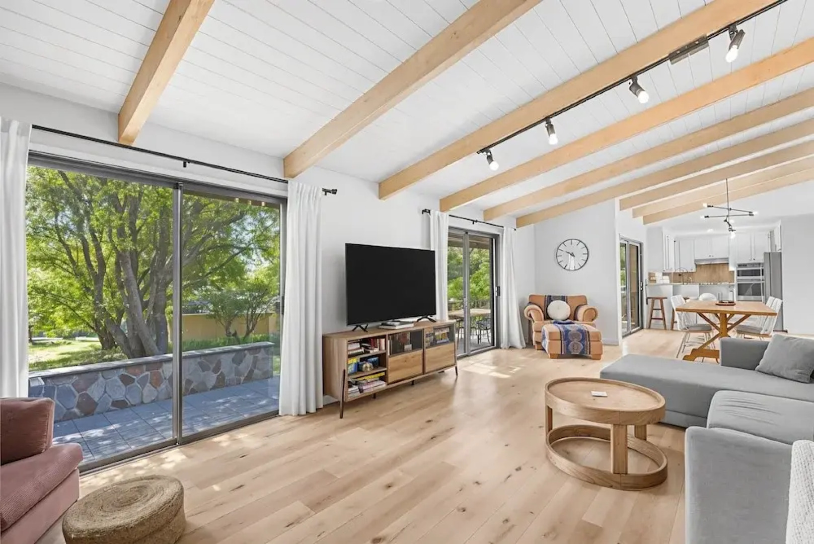 The Red House - Near Golf, Beaches & Communal Pool by Yosemite Region Resorts