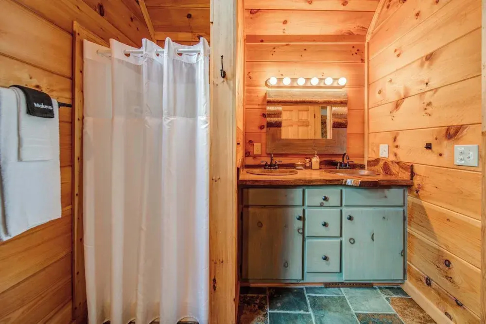 Gorgeous & Secluded 3 BDR Cabin in Mineral Bluff!